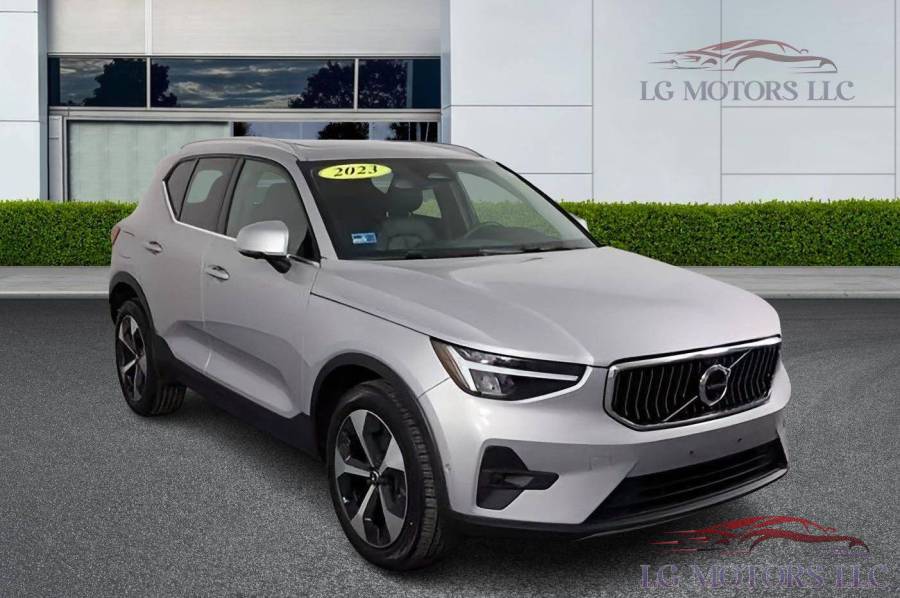 2023 Volvo XC40 B5 Plus Bright Theme